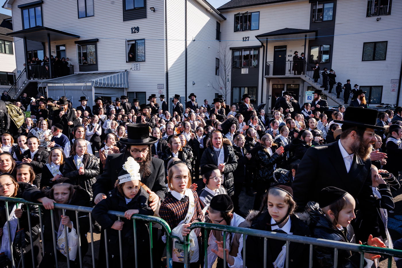 תהלוכת הכנסת ספר התורה בסקווירא