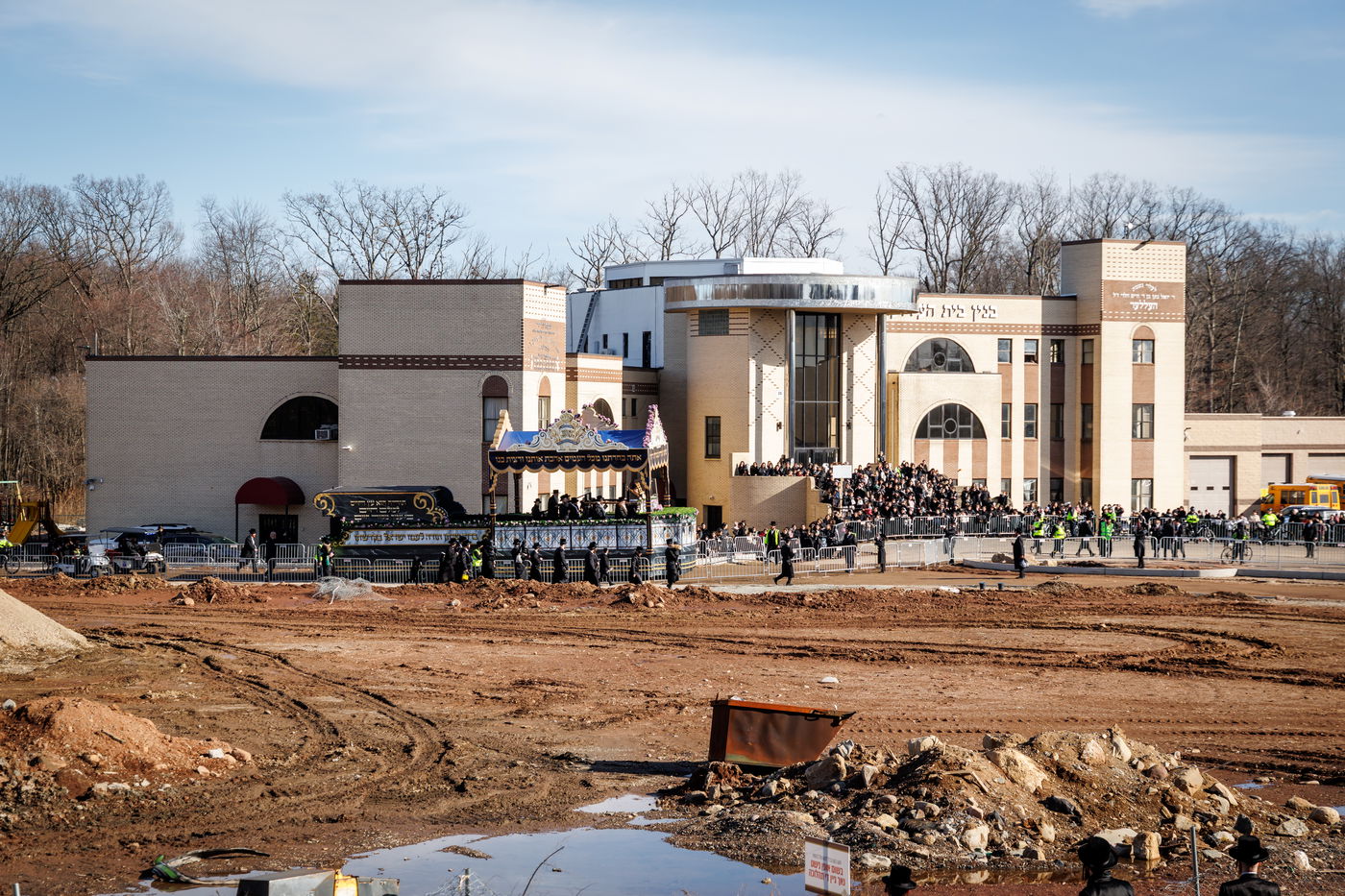תהלוכת הכנסת ספר התורה בסקווירא