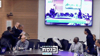 מפגינים הניפו שלטים, התעמתו עם הסדרנים והוצאו בכוח | צפו