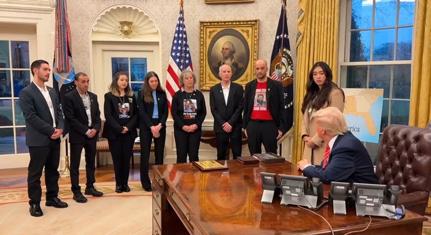 טראמפ עם שורדי שבי בשנה שעברה