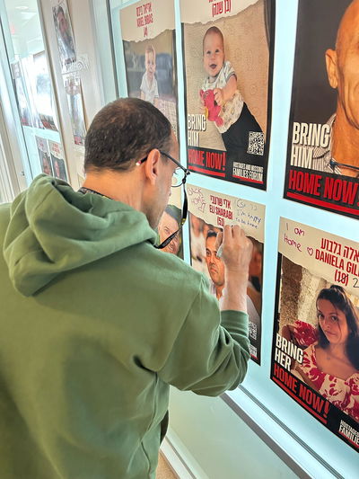 אלי שרעבי כותב על הפוסטר