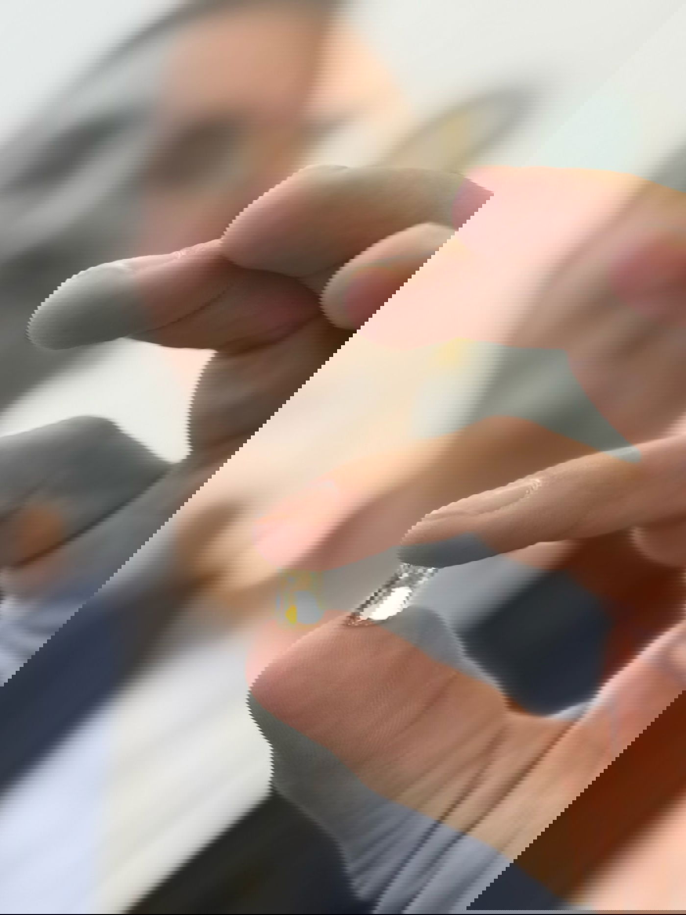 אשר אייזן, סגן הנשיא, מציג יהלום נדיר בגודל של למעלה מ-11 קראט