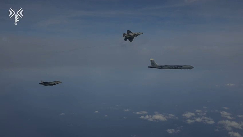 המפציץ האמריקני B52 ומטוסי חיל האוויר 