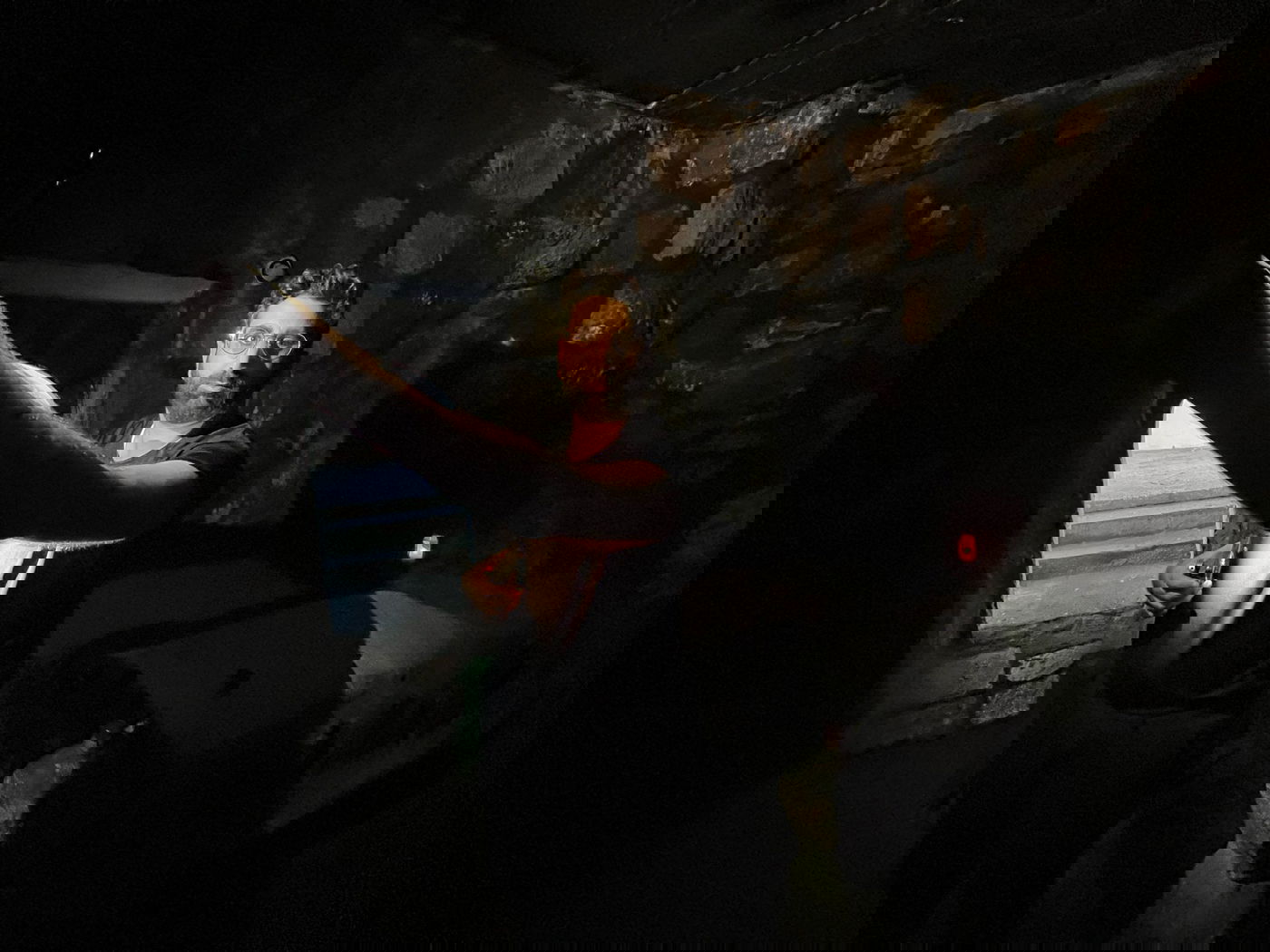 כותב השורות בתוך המערה בעת שפיכת צקון לחש