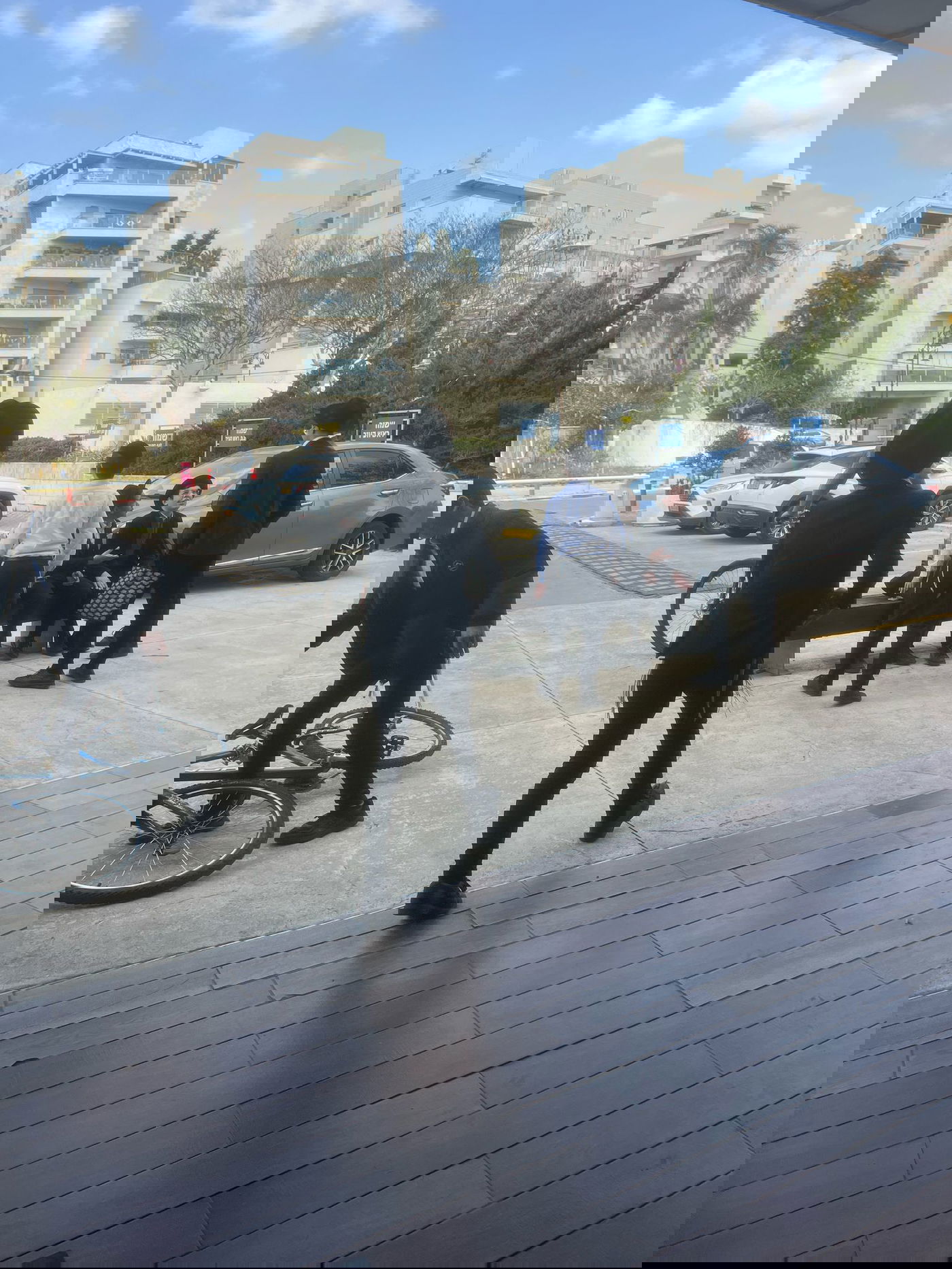 ילדי התלמוד תורה ברחובות מפגינים מול בניין העירייה הבוקר