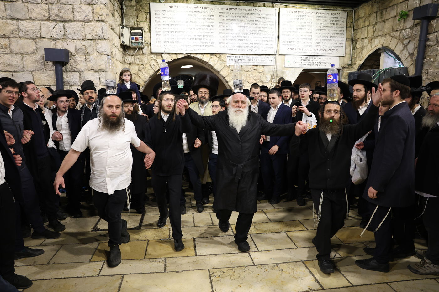 רוקדים במירון