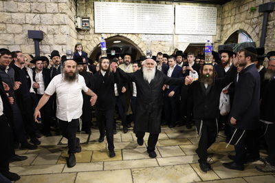 רוקדים במירון