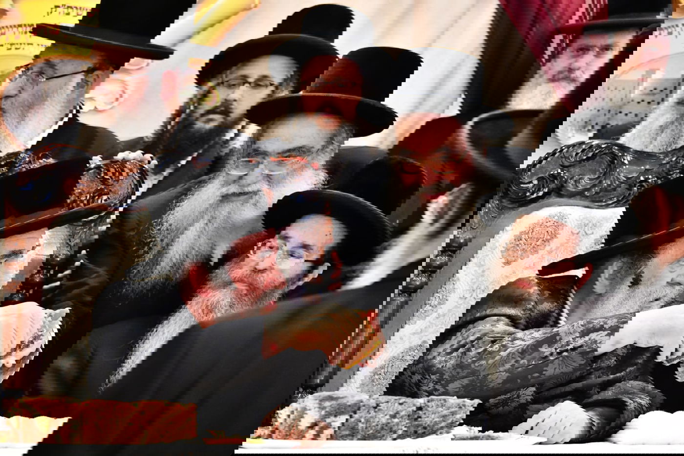 הרה"ח ר' יחזקאל שרגא הופמן זצ"ל עם יבלחט"א רבו האדמו"ר מויז'ניץ