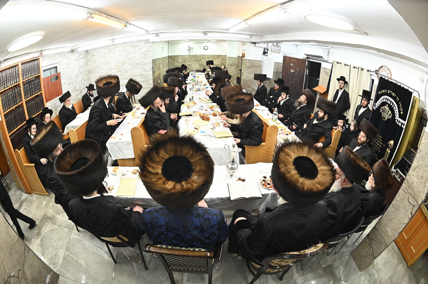 האדמו"ר מביאלה לונדון שבת אצל האדמו"ר מביאלה ישרי לב