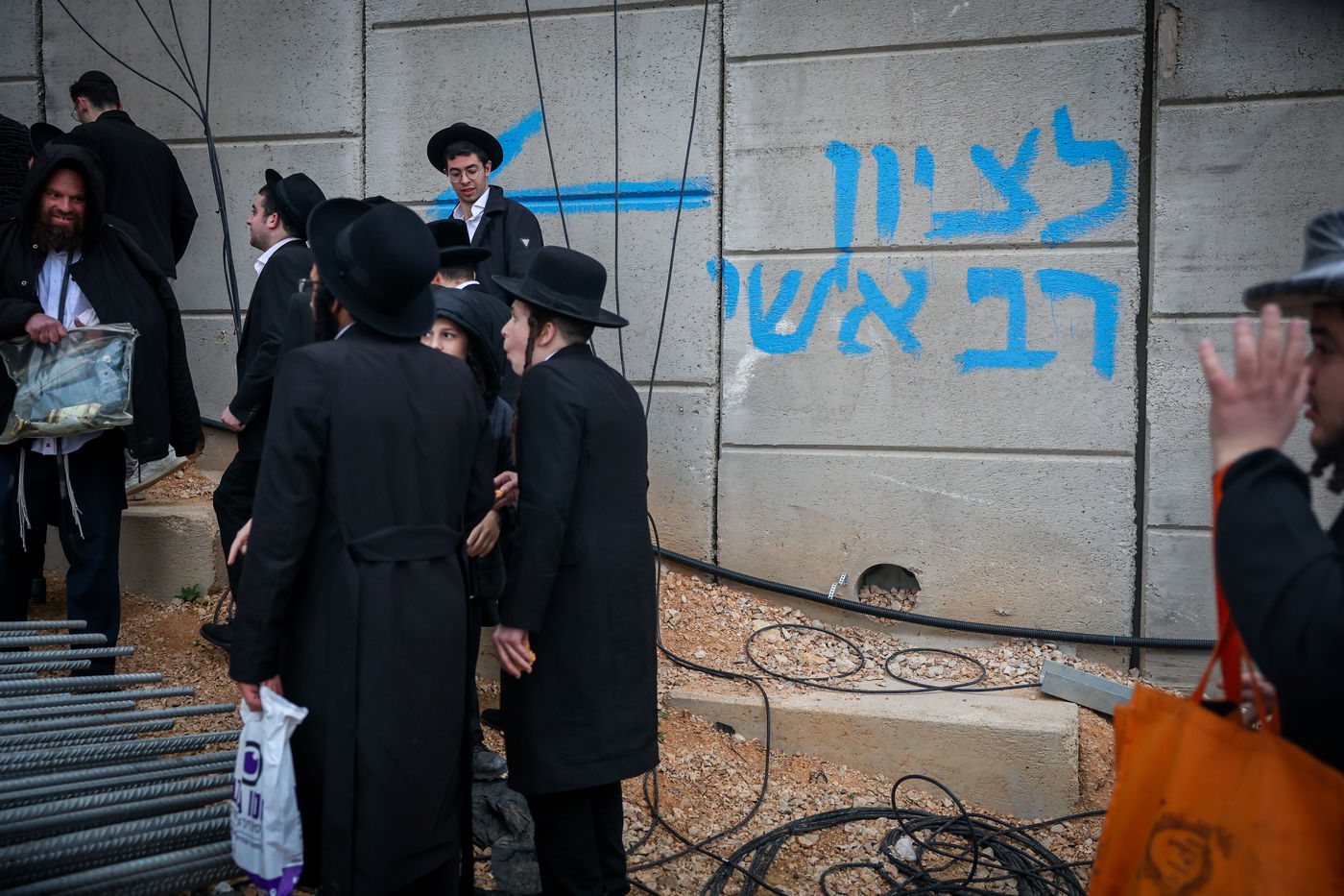 כניסת מתפללים לציון רב אשי בגבול ישראל - לבנון