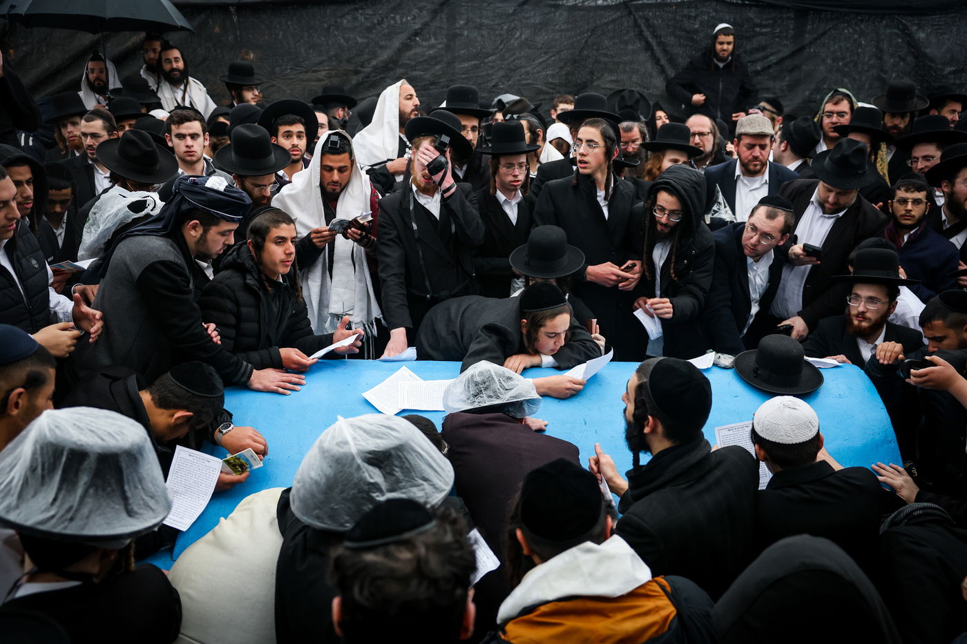 כניסת מתפללים לציון רב אשי בגבול ישראל - לבנון