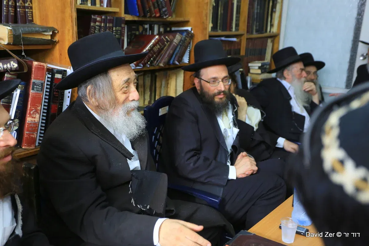 רבי זאב ברלין זצ"ל בימי שבעה על אשתו הרבנית ע"ה