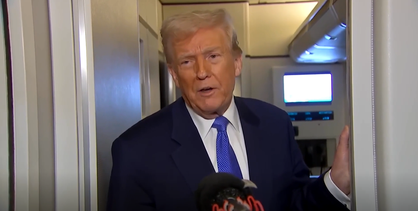 טראמפ על סיפון האייר פורס 1 | ארכיון