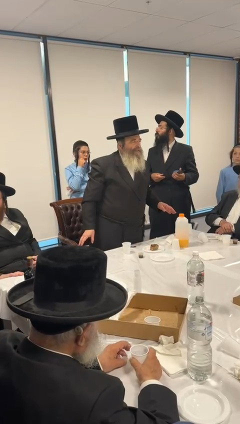 קביעת מזוזות לביהמ"ד 'עדת ישראל' במלברון אוסטרליה