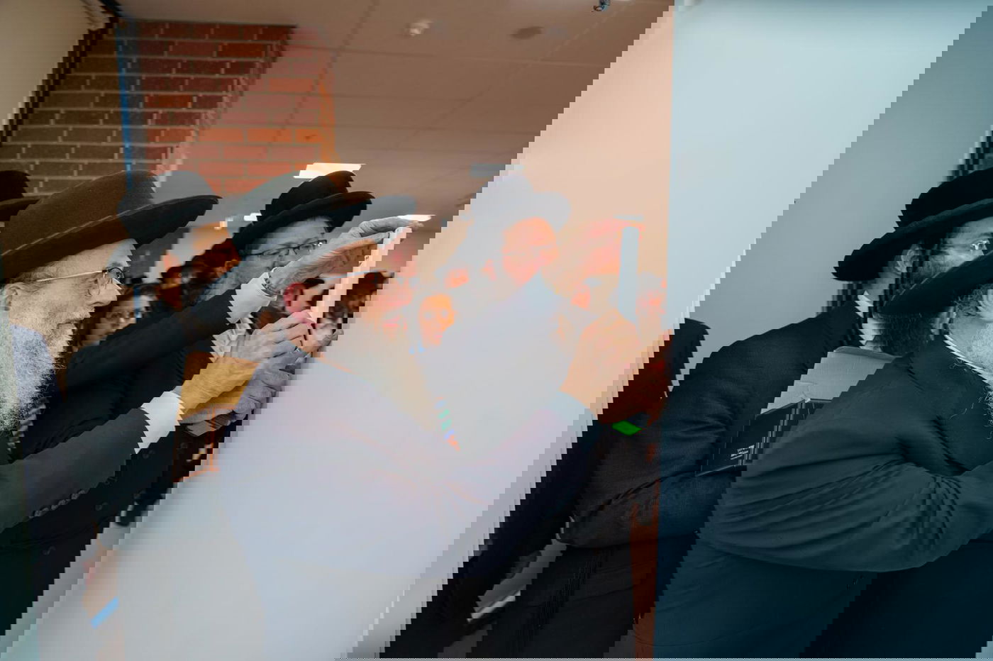 קביעת מזוזות לביהמ"ד 'עדת ישראל' במלברון אוסטרליה