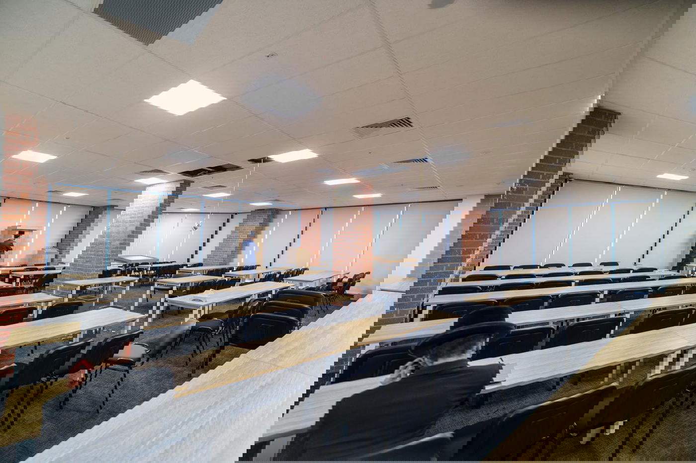 קביעת מזוזות לביהמ"ד 'עדת ישראל' במלברון אוסטרליה