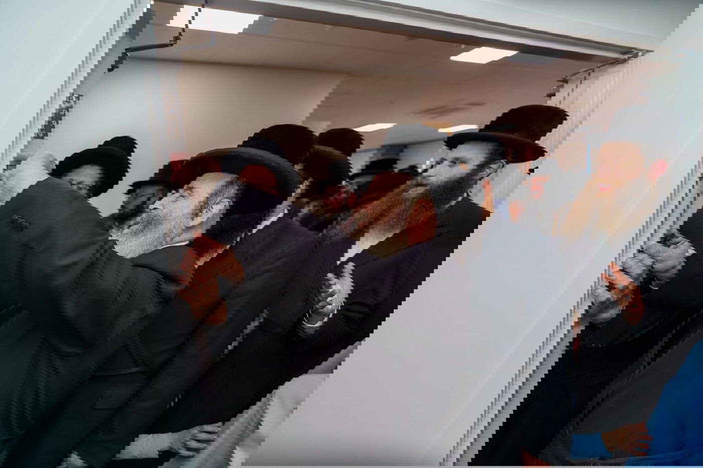 קביעת מזוזות לביהמ"ד 'עדת ישראל' במלברון אוסטרליה