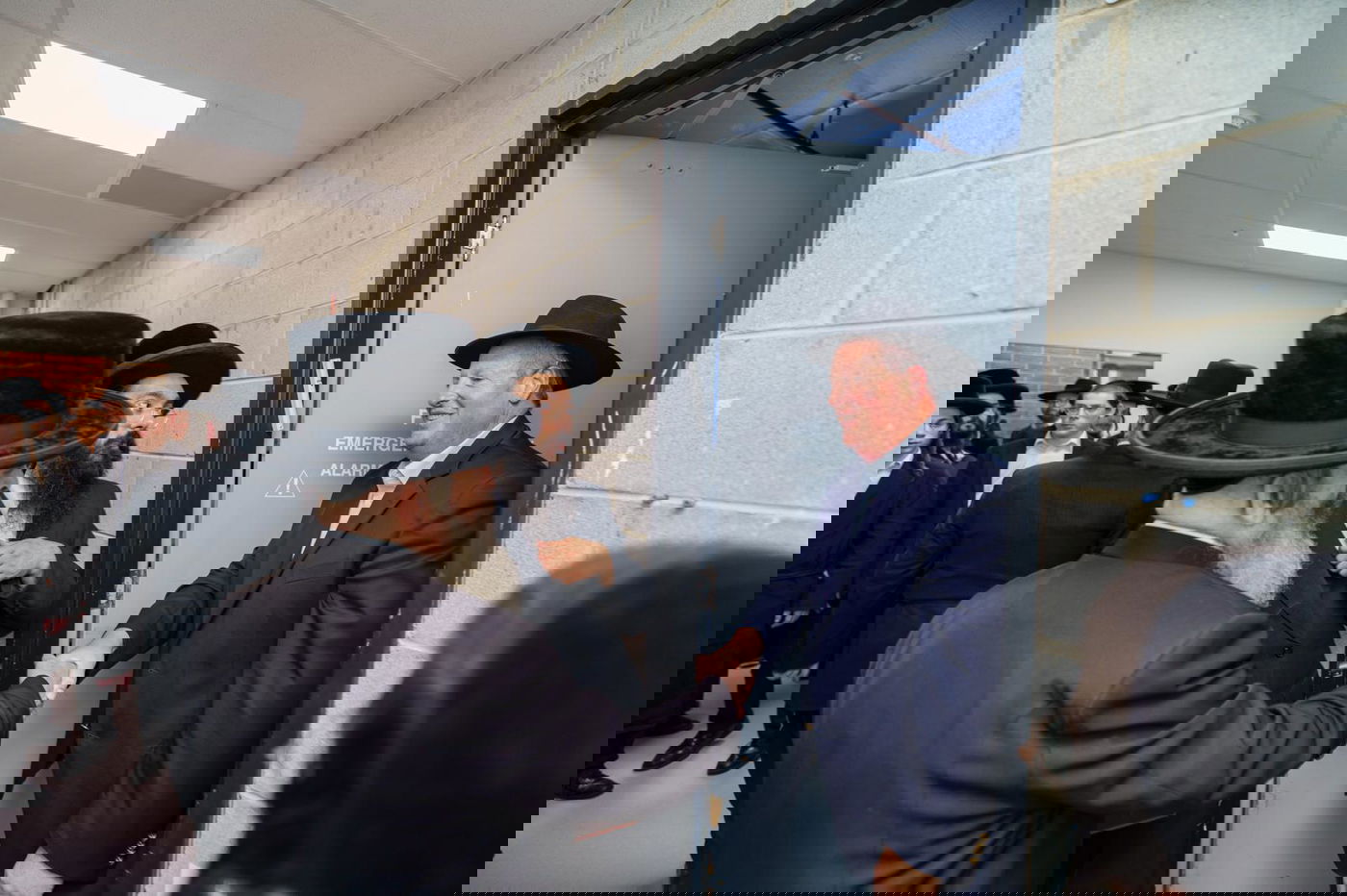 קביעת מזוזות לביהמ"ד 'עדת ישראל' במלברון אוסטרליה