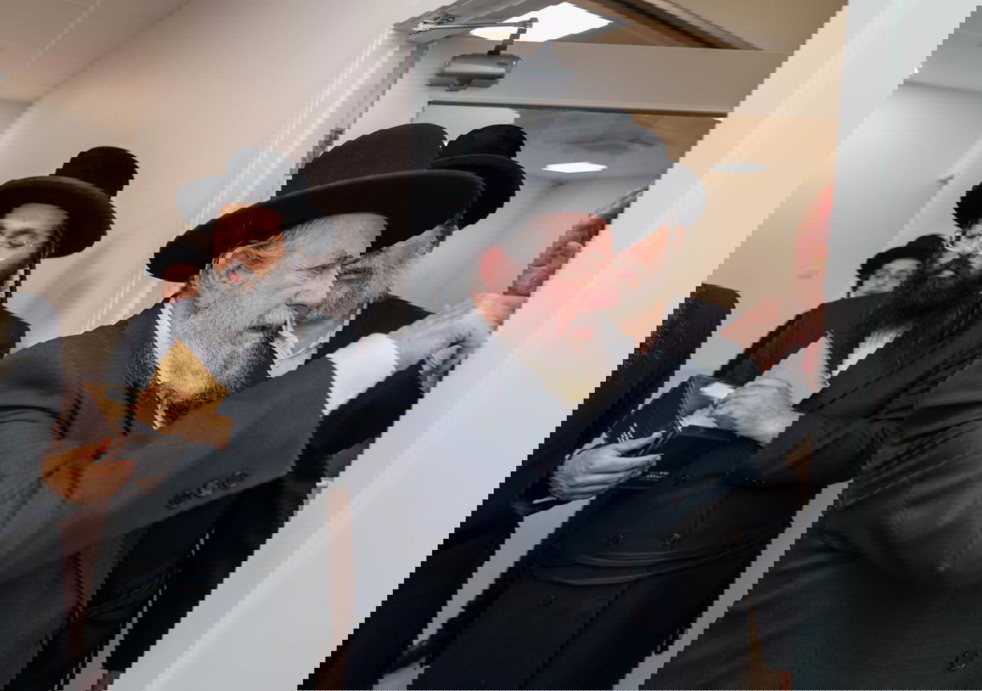 קביעת מזוזות לביהמ"ד 'עדת ישראל' במלברון אוסטרליה