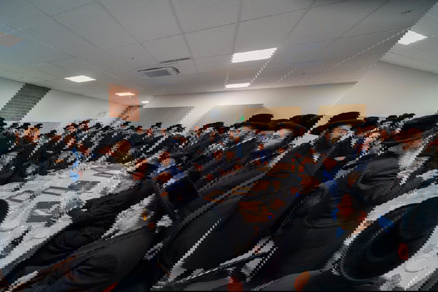 קביעת מזוזות לביהמ"ד 'עדת ישראל' במלברון אוסטרליה