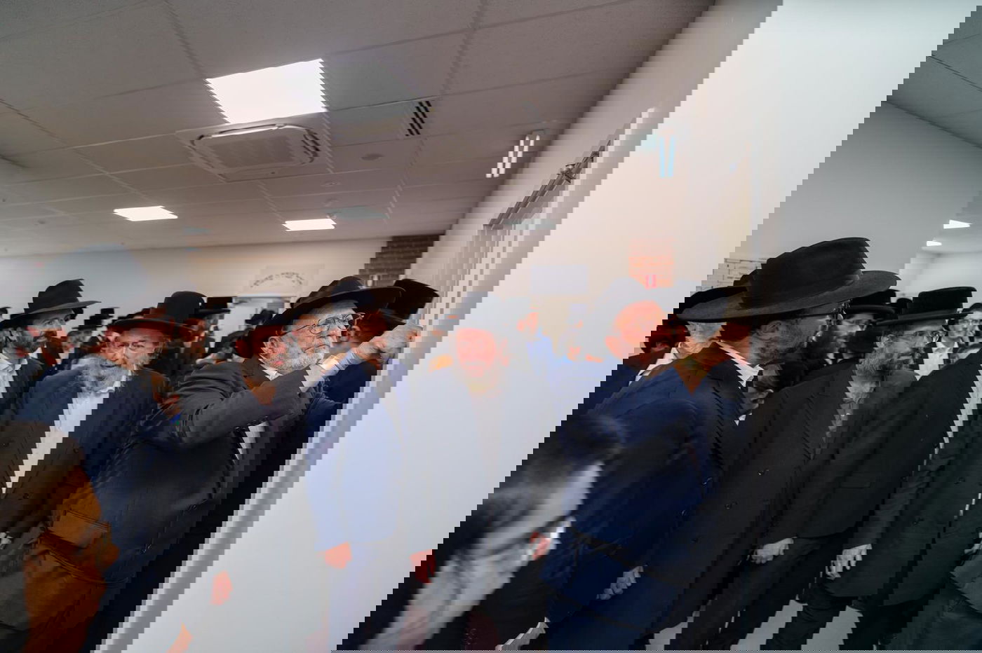 קביעת מזוזות לביהמ"ד 'עדת ישראל' במלברון אוסטרליה