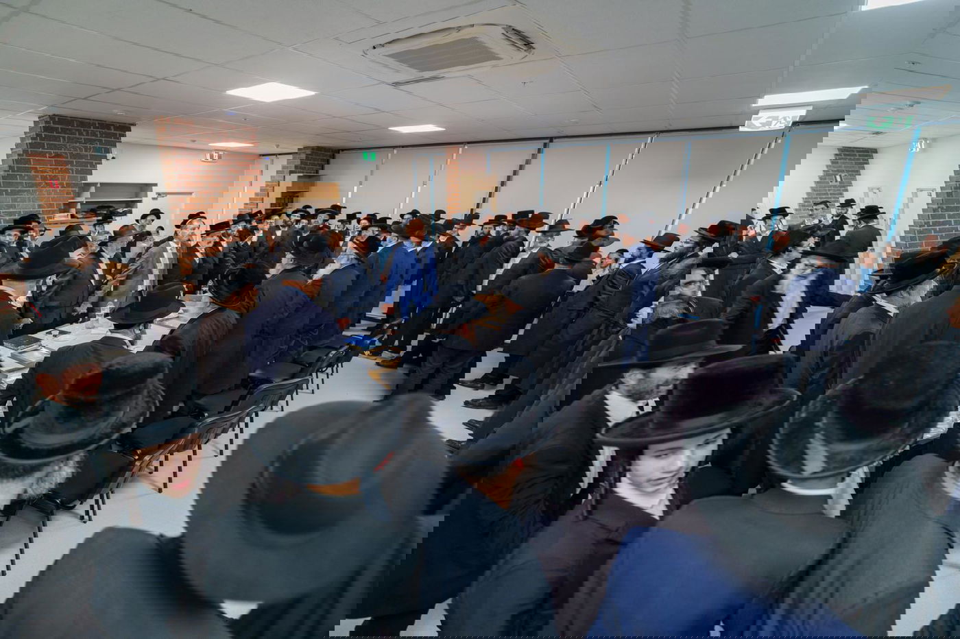 קביעת מזוזות לביהמ"ד 'עדת ישראל' במלברון אוסטרליה