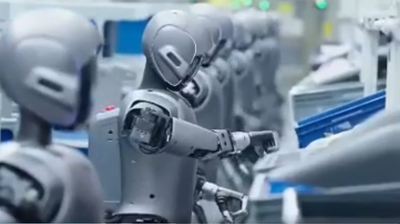 עשרות רובוטים בניהול המפעל. אין הפסקות מנוחה...