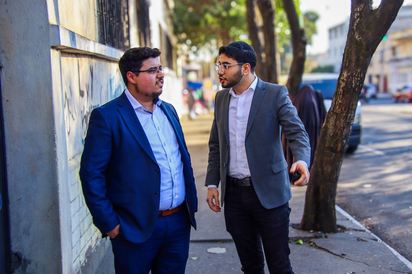 מנדי ויואל לוי שנמלטו מכת 'לב טהור' ניצבים ליד חברי הכת