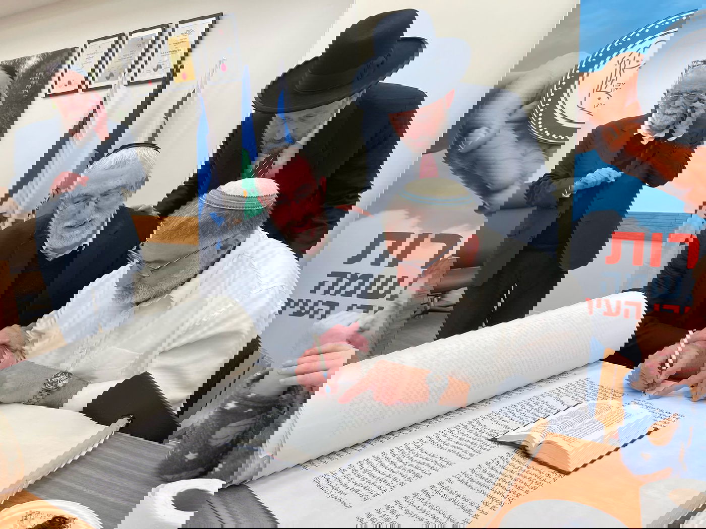 הכנסת ס"ת לקהילה של הרב ויזל ברמת גן