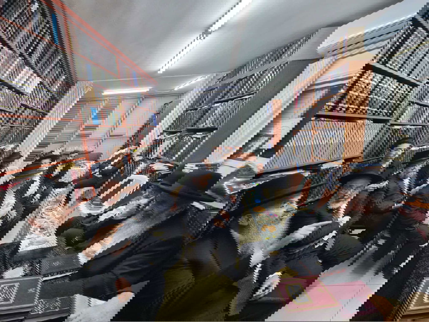 ניחום אבלים אצל האחים הרבנים הגאונים רבי מסעוד בן שמעון, וחכם ניסים בן שמעון