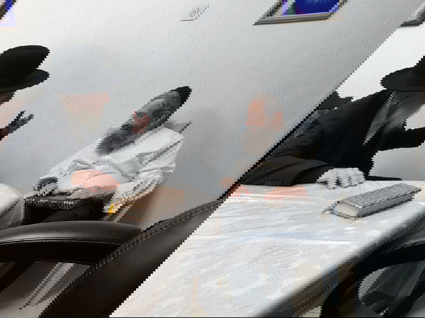 ניחום אבלים אצל האחים הרבנים הגאונים רבי מסעוד בן שמעון, וחכם ניסים בן שמעון