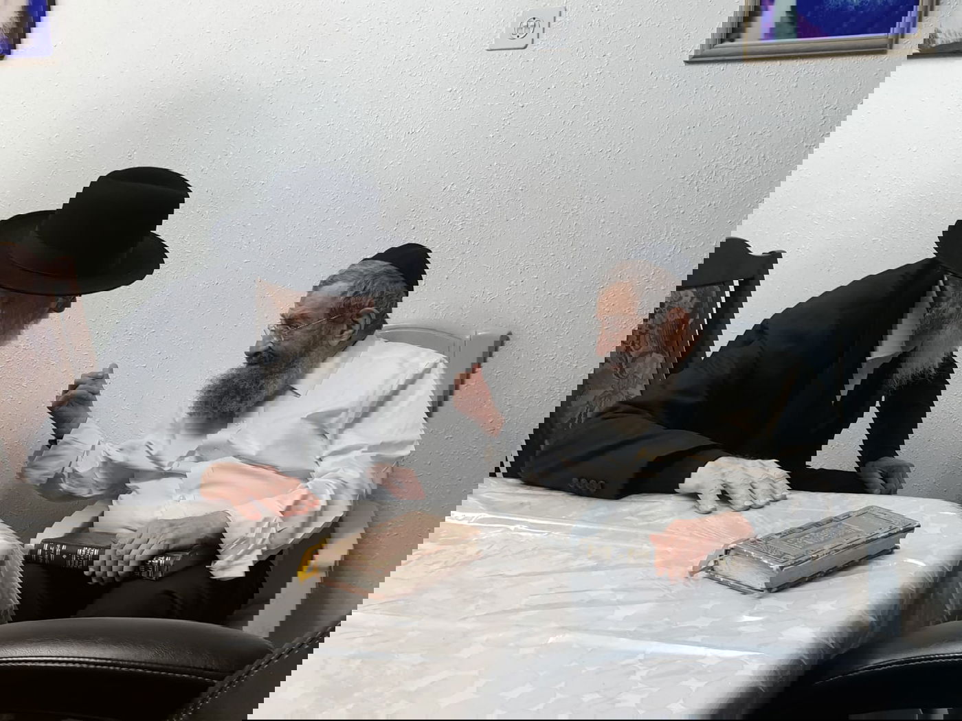 ניחום אבלים אצל האחים הרבנים הגאונים רבי מסעוד בן שמעון, וחכם ניסים בן שמעון