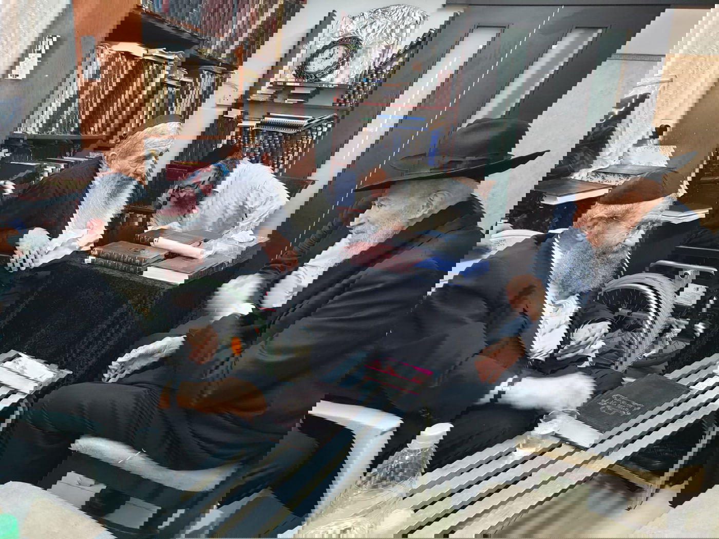 ניחום אבלים אצל האחים הרבנים הגאונים רבי מסעוד בן שמעון, וחכם ניסים בן שמעון