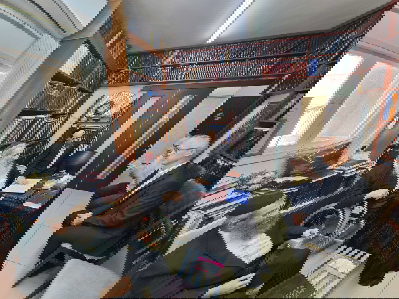 ניחום אבלים אצל האחים הרבנים הגאונים רבי מסעוד בן שמעון, וחכם ניסים בן שמעון