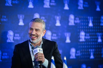 מגיש הפטריוטים, ינון מגל