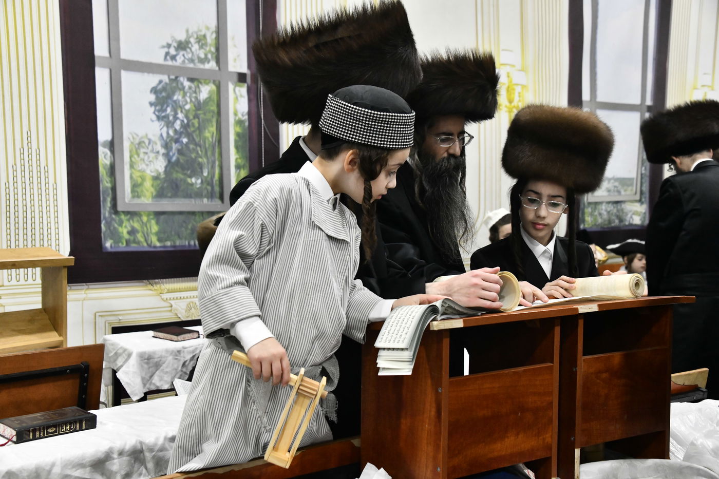 קריאת המגילה בחצה"ק מכנובקא בעלזא