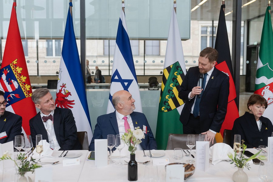באורח חסר תקדים: שגריר ישראל הוזמן לאירוע הגרמני