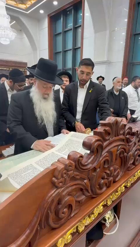 הגאון הרב יגאל כהן בקריאת המגילה