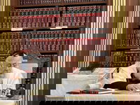 הראשל"צ הגאון רבי יצחק יוסף בקריאת המגילה