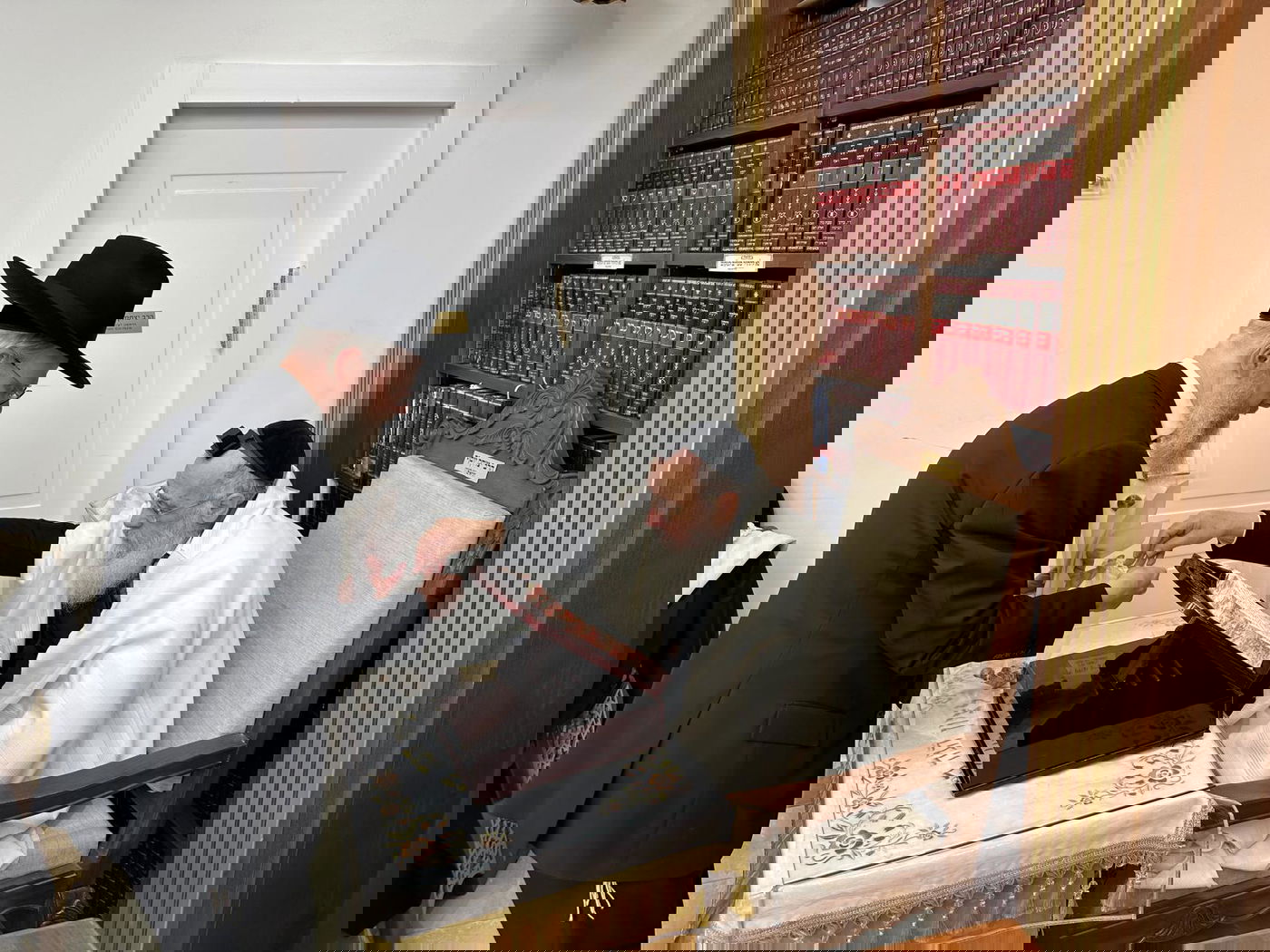 הראשל"צ הגאון רבי יצחק יוסף בקריאת המגילה