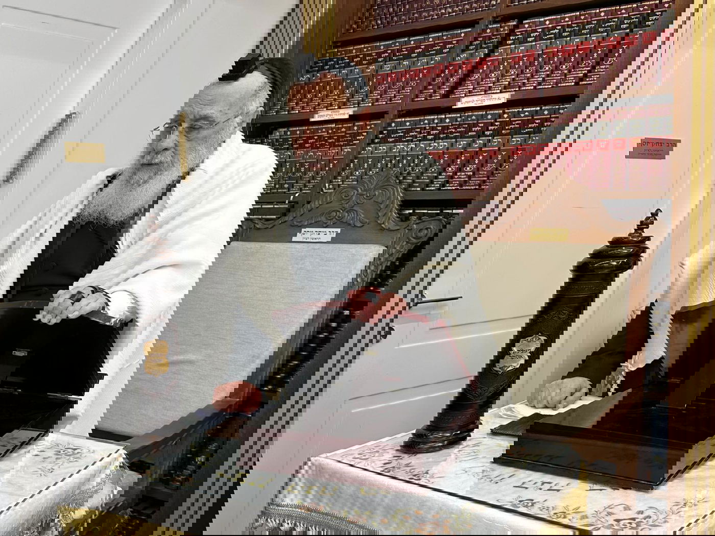 הראשל"צ הגאון רבי יצחק יוסף בקריאת המגילה