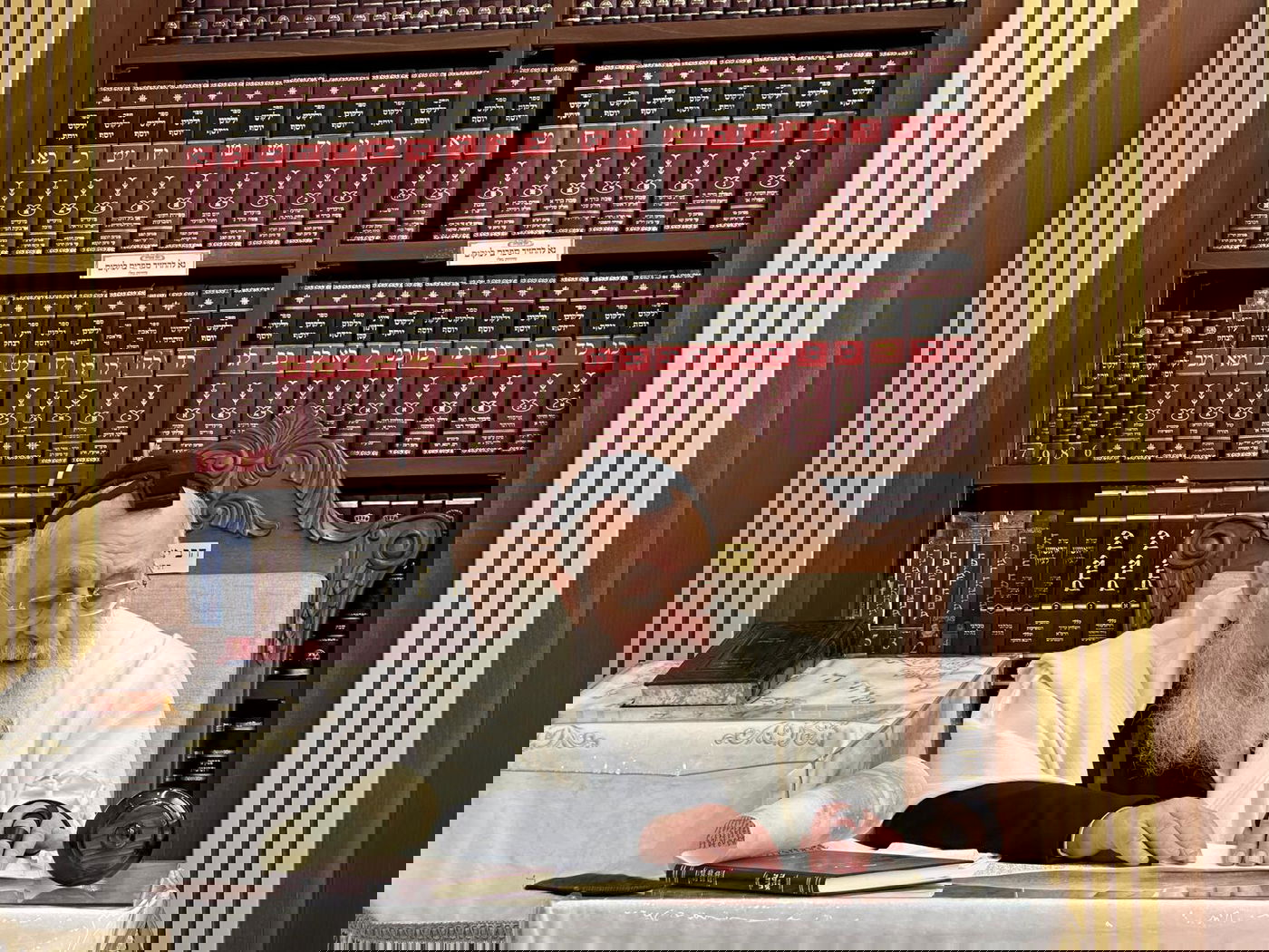 הראשל"צ הגאון רבי יצחק יוסף בקריאת המגילה