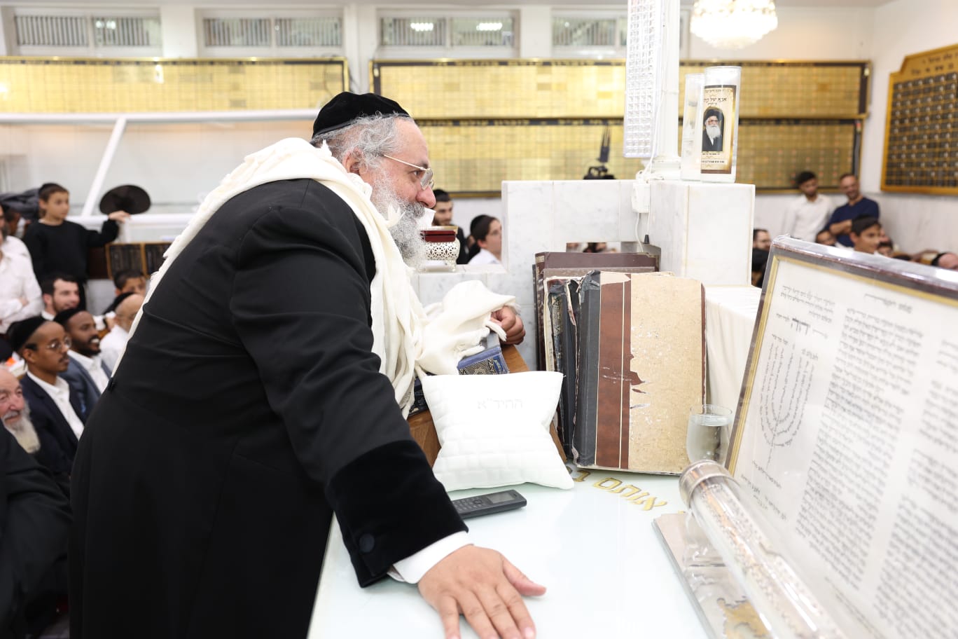 הגאון הרב חיים יוסף אברג'ל בקריאת המגילה