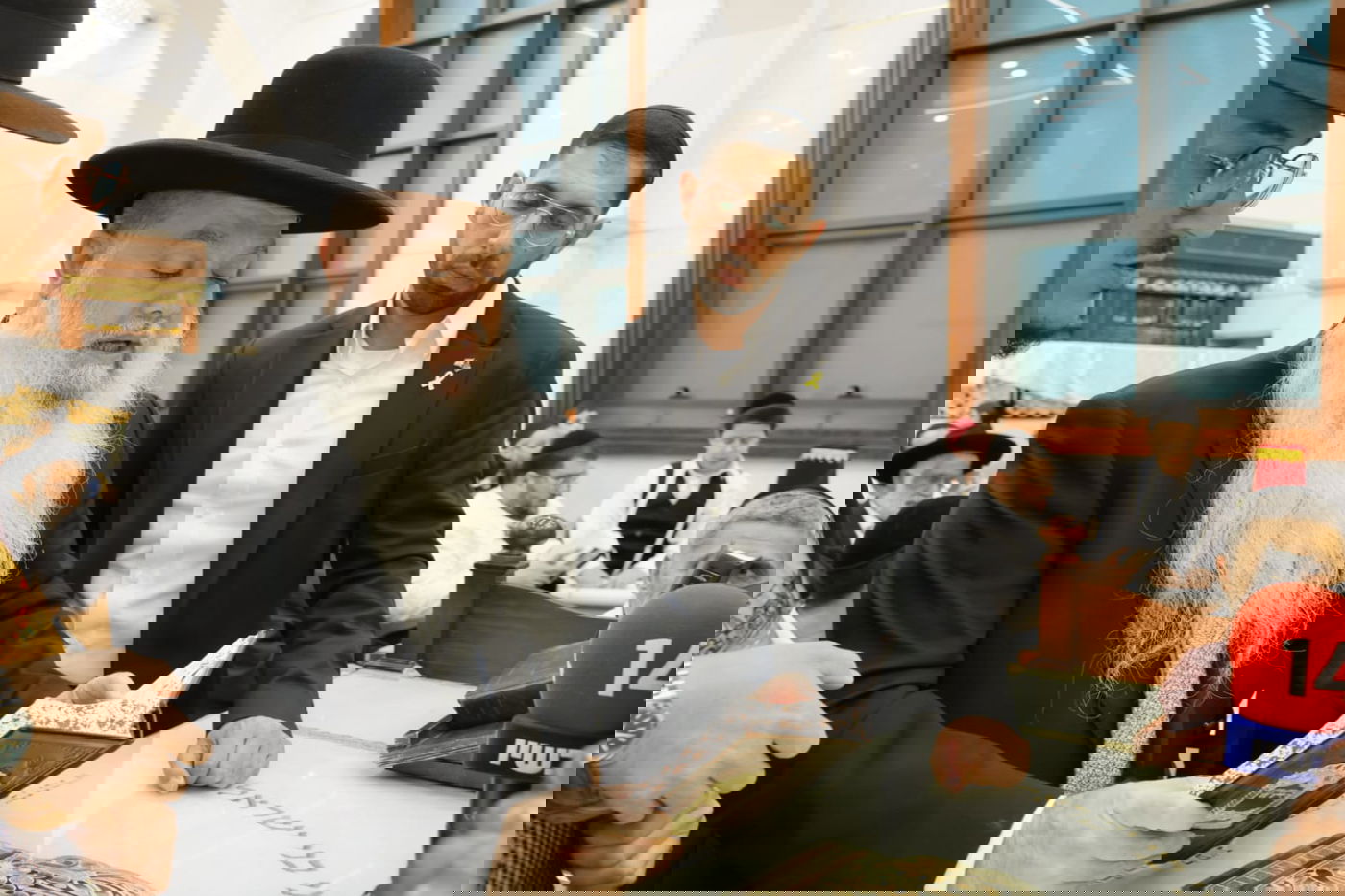 הגאון הרב יגאל כהן בקריאת המגילה