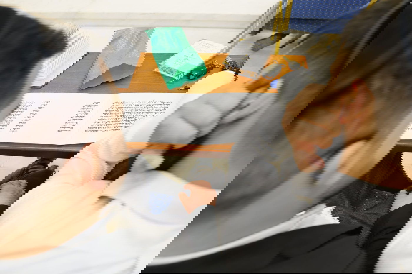 הגאון הרב יגאל כהן בקריאת המגילה