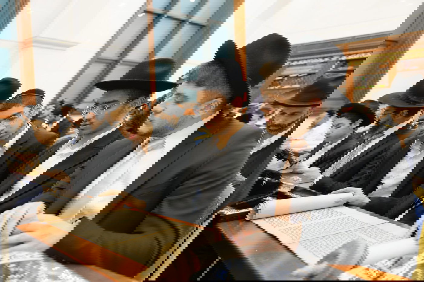 הגאון הרב יגאל כהן בקריאת המגילה