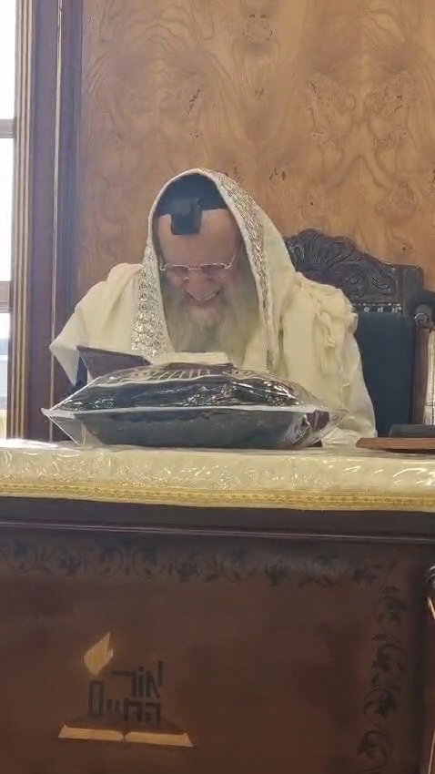 קריאת המגילה אצל הגאון רבי ראובן אלבז