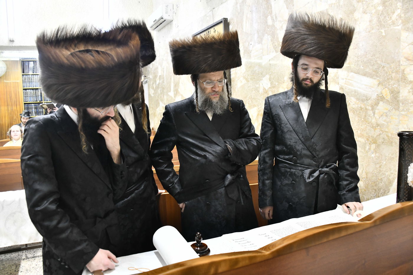 קריאת המגילה בחצה"ק קומרנא