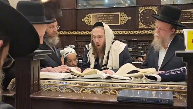קריאת המגילה בעטרת שלמה