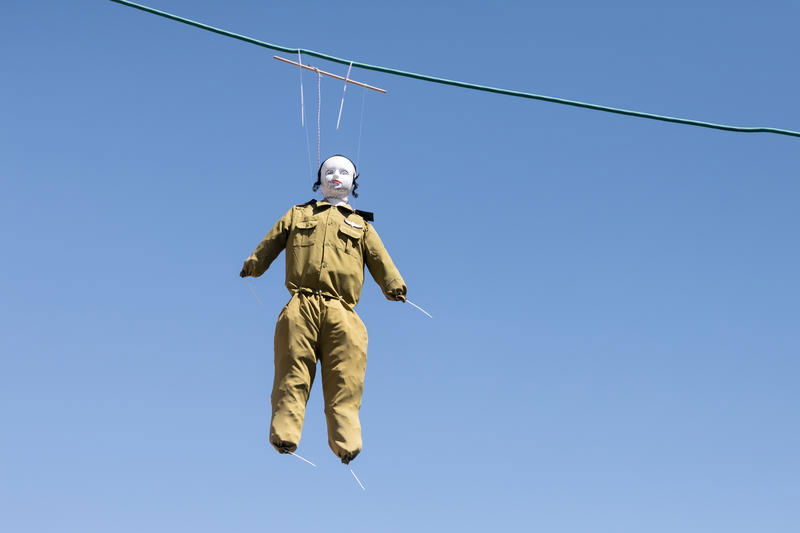 בובת החייל תלויה במאה שערים